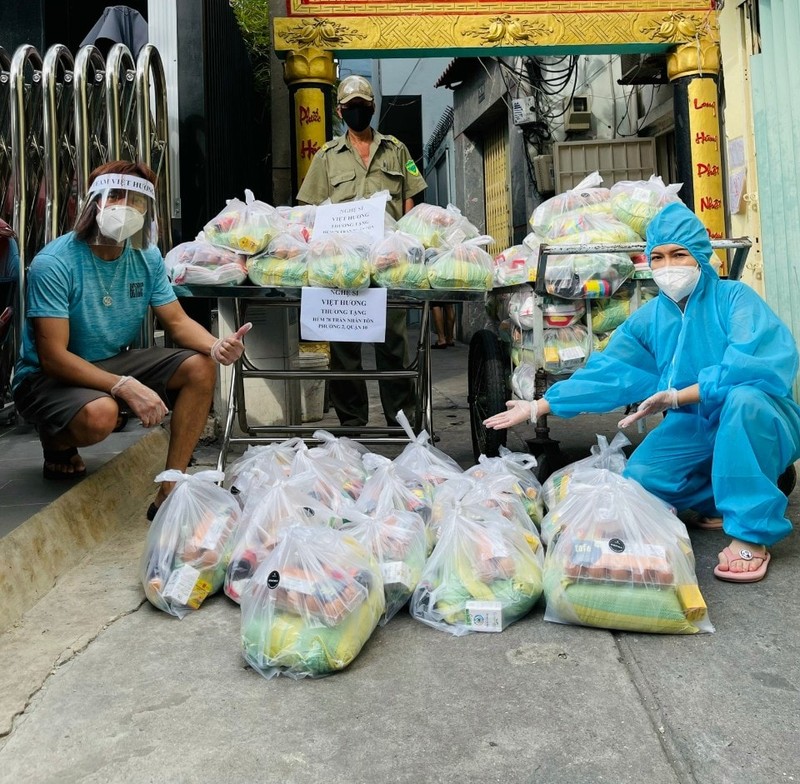 Việt Hương tặng xe cứu thương cho nhóm 'Chuyến xe 0 đồng mai táng từ thiện' - ảnh 1