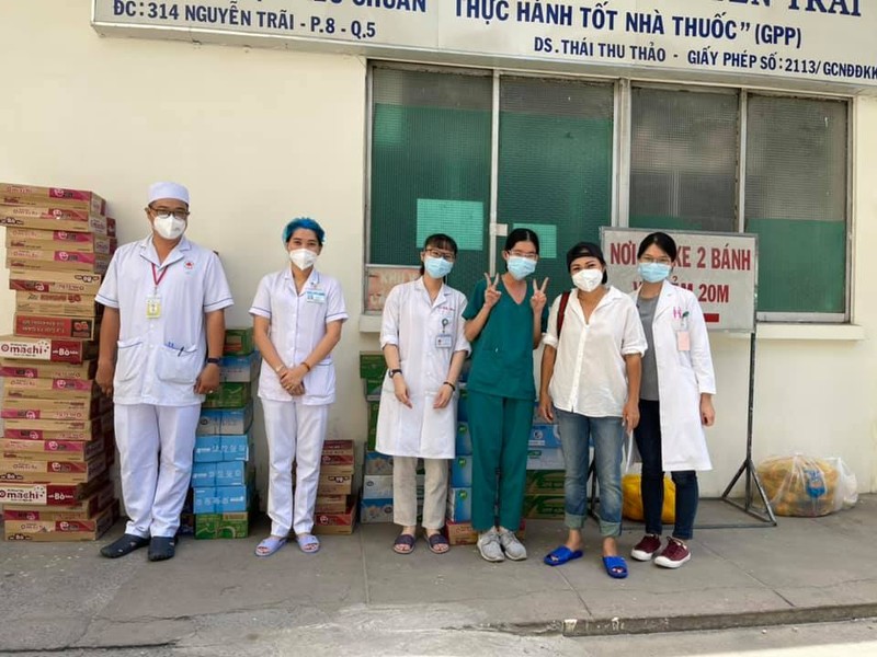 NSƯT Hữu Châu, Phương Thanh, Thái Thùy Linh hỗ trợ bà con y bác sĩ chống dịch - ảnh 2