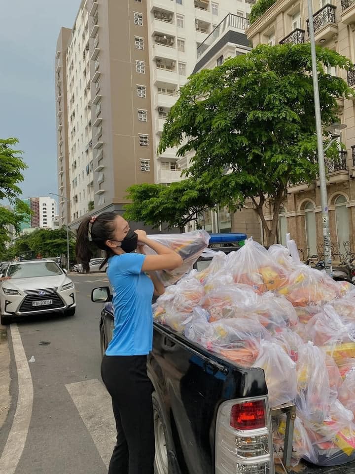 Hoa hậu Tiểu Vy, Việt Hương, NSƯT Trịnh Kim Chi hỗ trợ bà con, y bác sĩ - ảnh 1