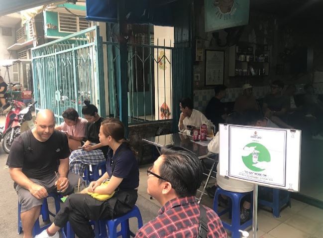 Sau giãn cách, tiệm cà phê Vợt lâu đời nhất Sài Gòn lại đông đúc khách  - ảnh 2