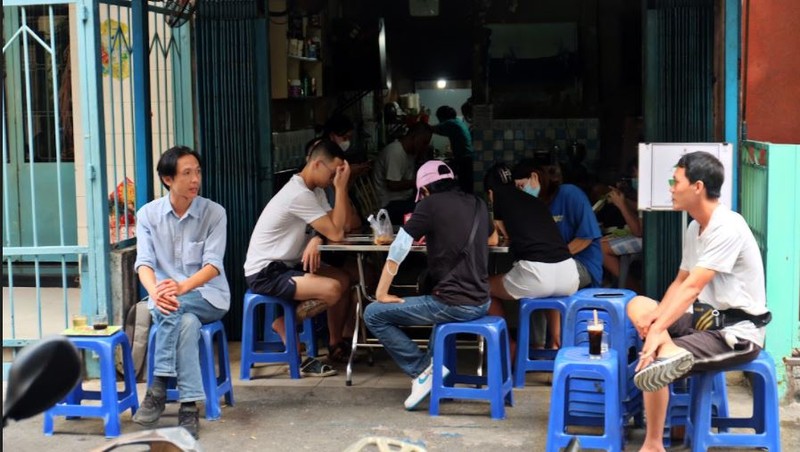 Sau giãn cách, tiệm cà phê Vợt lâu đời nhất Sài Gòn lại đông đúc khách  - ảnh 1