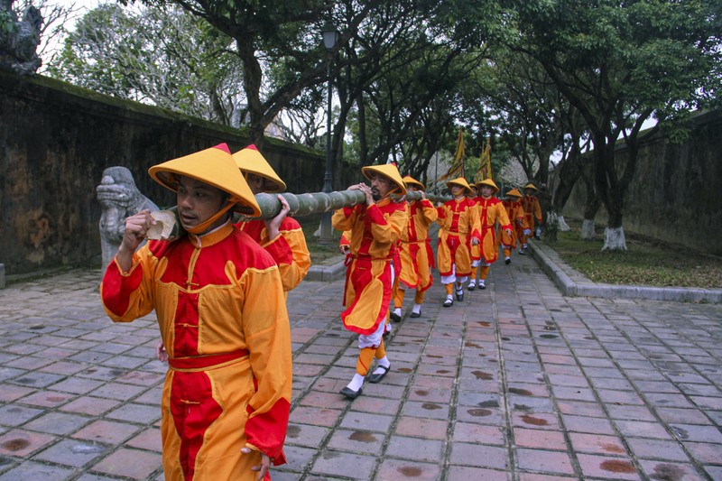 Huế: Dựng cây nêu hoàng cung nhà Nguyễn để cầu bình an - ảnh 2