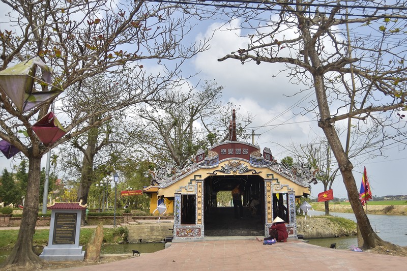 Sau phần đánh giá hiện trạng của các cấu kiện gỗ theo các quy chuẩn, quy định và nguyên tắc về bảo tồn, đơn vị thi công tiến hành tu bổ, phục hồi hệ thống ván sàn và kết cấu khung chính bằng gỗ lim (cột, kèo, xuyên, trến, lan can, kệ ngồi...); phục hồi hệ mái lợp bằng ngói âm ống men Thanh Lưu Ly; hệ trang trí bờ mái, bờ quyết, ô hộc, bờ nóc, con giống gắn sành sứ... theo công nghệ truyền thống; xây phục hồi hai tường đầu hồi; phục hồi nguyên gốc hai câu đối, các chi tiết trang trí gắn sành sứ và toàn bộ màu sắc tổng thể công trình bằng sơn truyền thống. 2