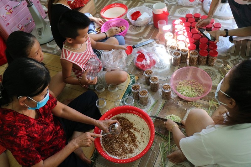 Người Quảng Trị, Huế góp heo, gói bánh, làm muối sả gửi tặng TP.HCM chống dịch - ảnh 5