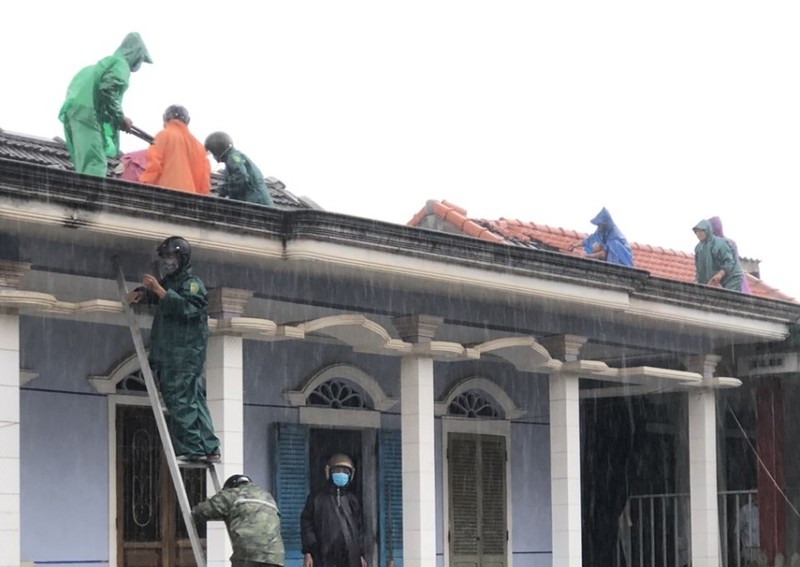 Bão chưa đổ bộ, nhiều ngôi nhà ở Thừa Thiên - Huế đã tốc mái - ảnh 2