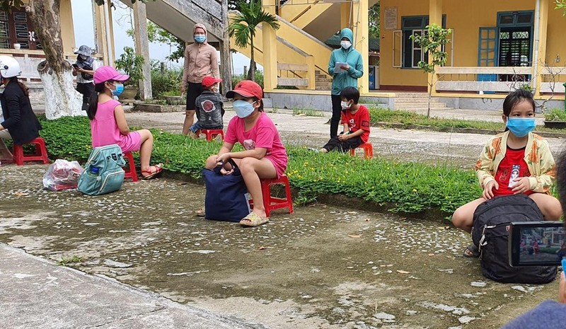 Thừa Thiên - Huế: 32 học sinh phải cách ly tại trường sau ca nghi nhiễm COVID-19 - ảnh 1