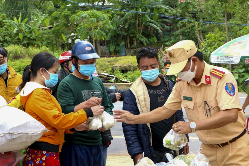 Bữa ăn vội bên chốt kiểm soát tại Thừa Thiên- Huế trên đường về quê - ảnh 3