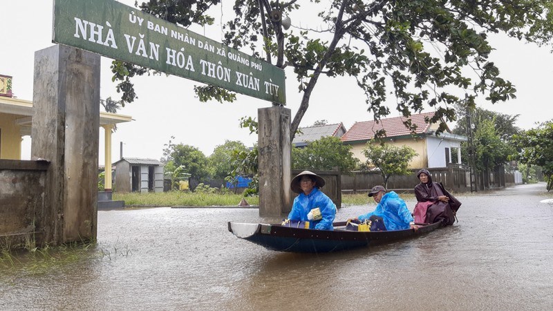 Ảnh: Mưa lớn, nhiều nơi ở Quảng Trị, Thừa Thiên - Huế ngập lụt - ảnh 4