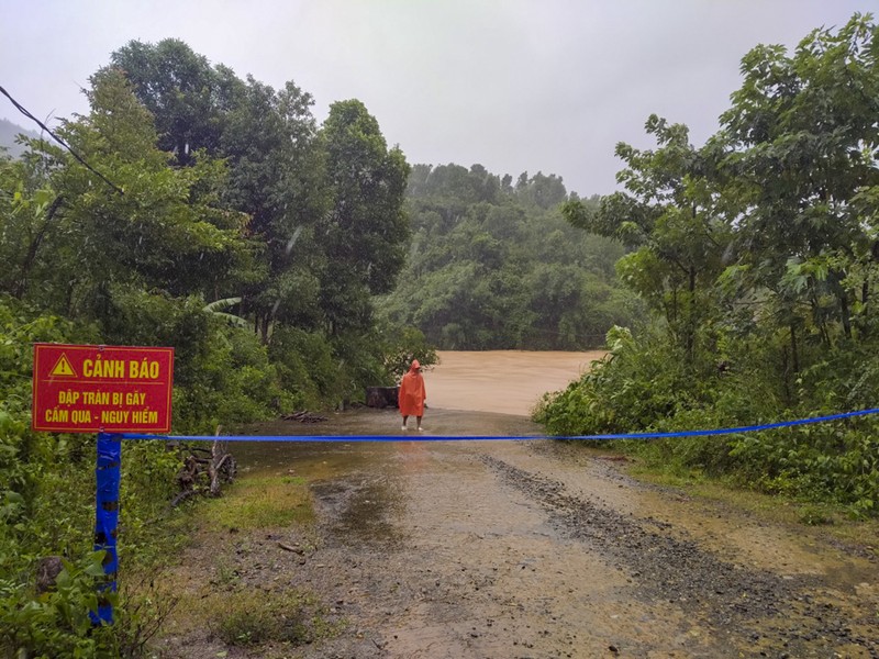 Ảnh: Mưa lớn, nhiều nơi ở Quảng Trị, Thừa Thiên - Huế ngập lụt - ảnh 2