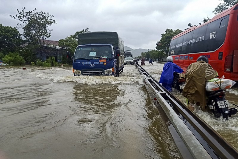 Ảnh: Mưa lớn, nhiều nơi ở Quảng Trị, Thừa Thiên - Huế ngập lụt - ảnh 6