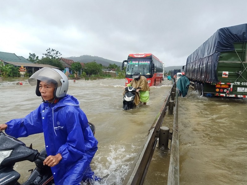 Quảng Trị, Thừa Thiên-Huế: Lũ đang lên, nhiều người mất tích - ảnh 1