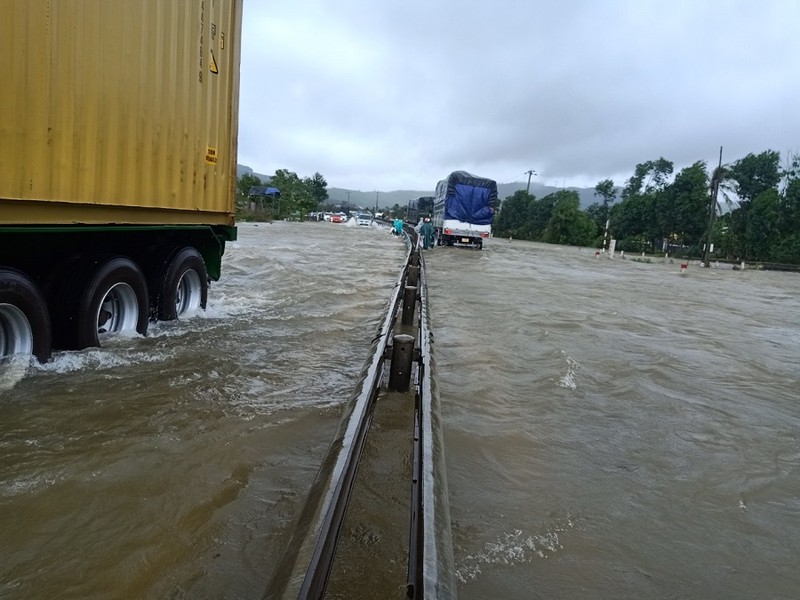 Ảnh: Mưa lớn, nhiều nơi ở Quảng Trị, Thừa Thiên - Huế ngập lụt - ảnh 7