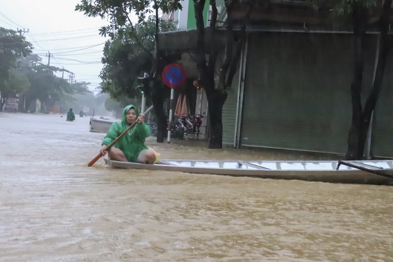 Nước lên nhanh, Quảng Bình, Quảng Trị  nhiều nơi ngập sâu trong đêm - ảnh 4