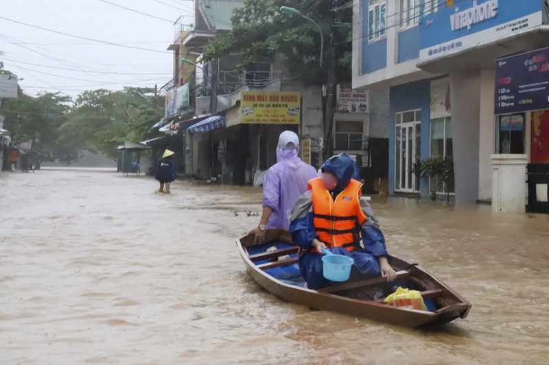 Nước lên nhanh, Quảng Bình, Quảng Trị  nhiều nơi ngập sâu trong đêm - ảnh 7