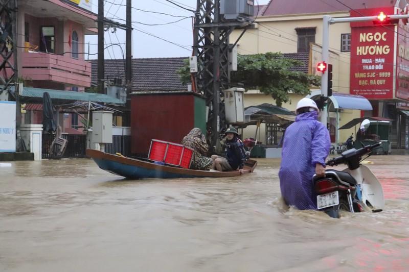 Nước lên nhanh, Quảng Bình, Quảng Trị  nhiều nơi ngập sâu trong đêm - ảnh 2