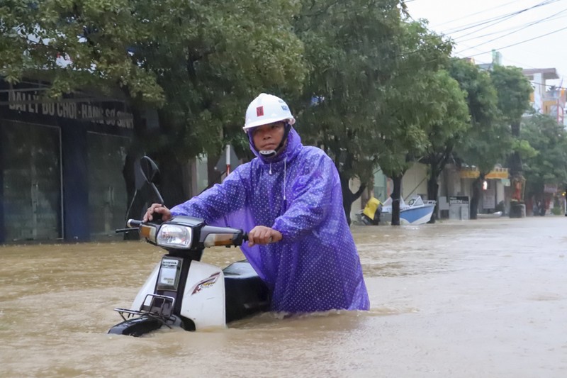 Nước lên nhanh, Quảng Bình, Quảng Trị  nhiều nơi ngập sâu trong đêm - ảnh 1