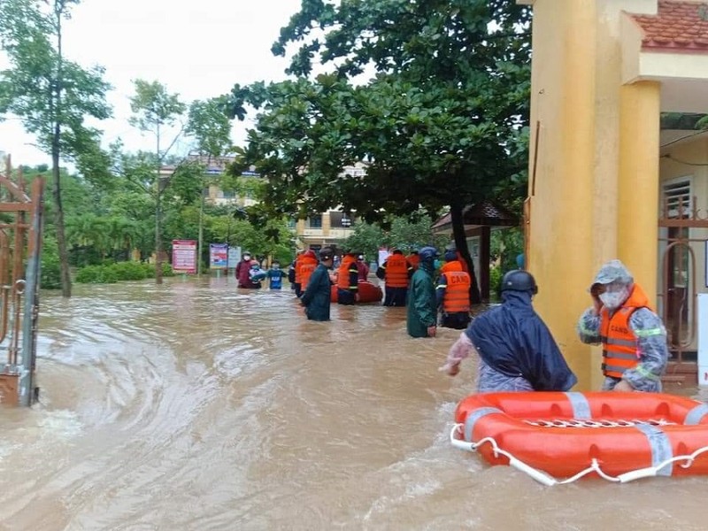 Nhiều nơi ở TP Đông Hà ngập sâu, di tản học sinh - ảnh 2
