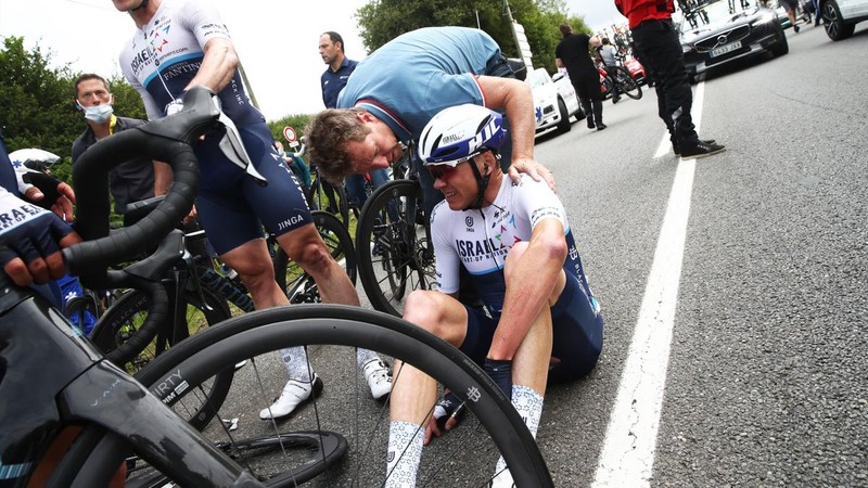 Hàng chục tay đua té ngã chặng đua khởi động Tour de France - ảnh 1