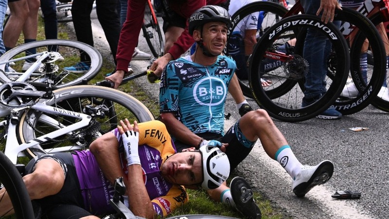 Bắt giữ nữ CĐV gây tai nạn liên hoàn tại Tour de France - ảnh 1