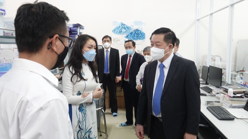 Ông Nguyễn Trọng Nghĩa thăm Trung tâm nghiên cứu bệnh truyền nhiễm  - ảnh 1