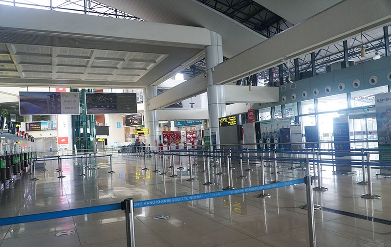 Cận cảnh sân bay Nội Bài ngày đầu mở cửa đón khách trở lại - ảnh 9