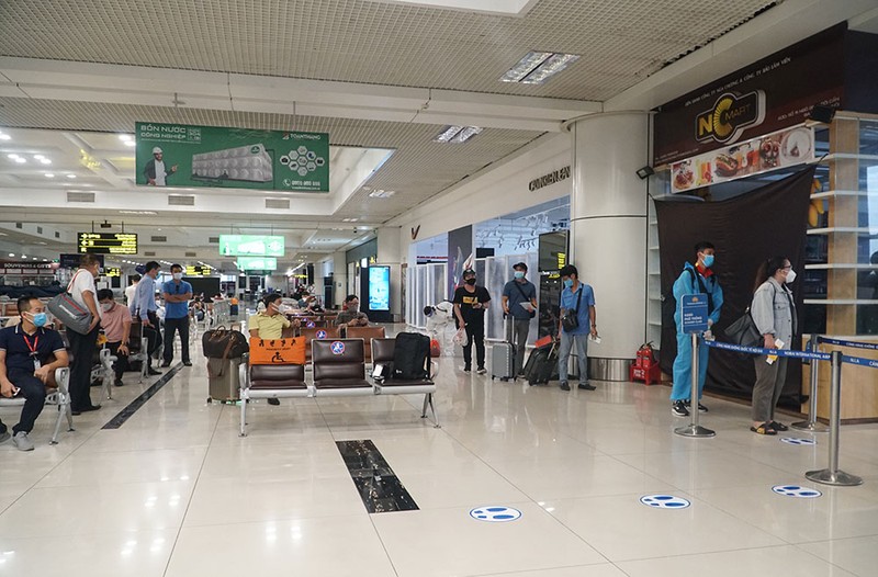 Những hành khách đầu tiên từ sân bay Nội Bài vào TP.HCM - ảnh 3