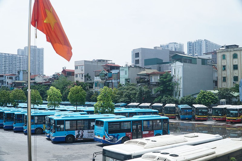 Chùm ảnh: Những chiếc xe buýt ở Hà Nội nổ máy sẵn sàng cho ngày hoạt động lại - ảnh 1