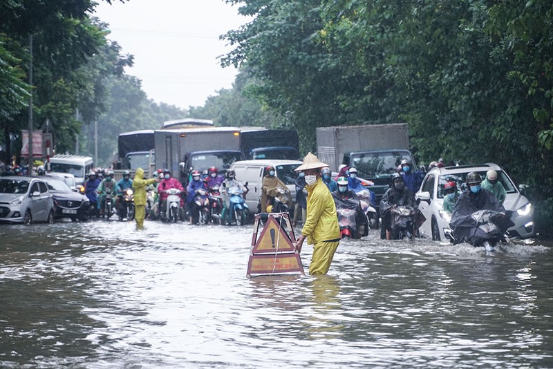 Hà Nội: Đại lộ Thăng Long hóa 'sông', nhiều phương tiện chết máy - ảnh 7