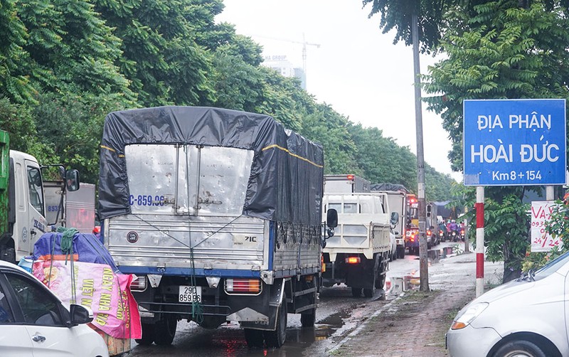 Hà Nội: Đại lộ Thăng Long hóa 'sông', nhiều phương tiện chết máy - ảnh 2