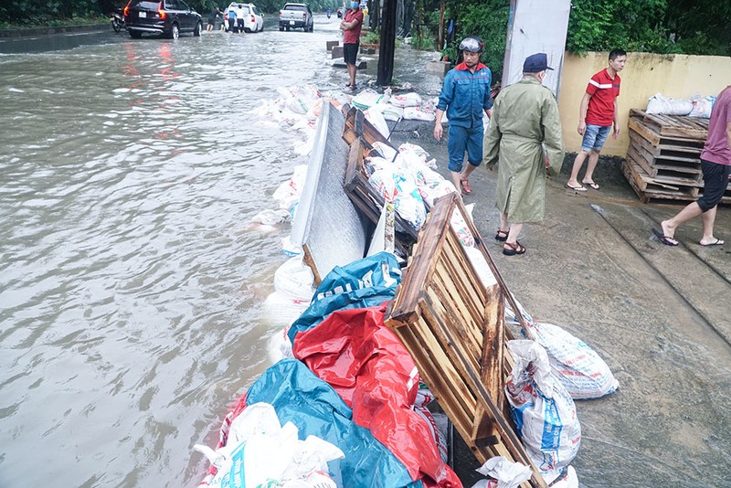 Hà Nội: Đại lộ Thăng Long hóa 'sông', nhiều phương tiện chết máy - ảnh 4