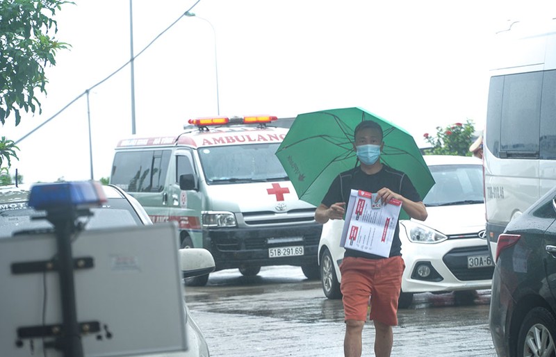 Người dân vẫn phải đội mưa để khai báo y tế khi ra vào thành phố Hà Nội - ảnh 3