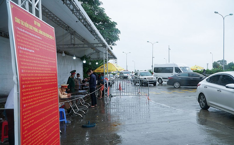 Người dân vẫn phải đội mưa để khai báo y tế khi ra vào thành phố Hà Nội - ảnh 2