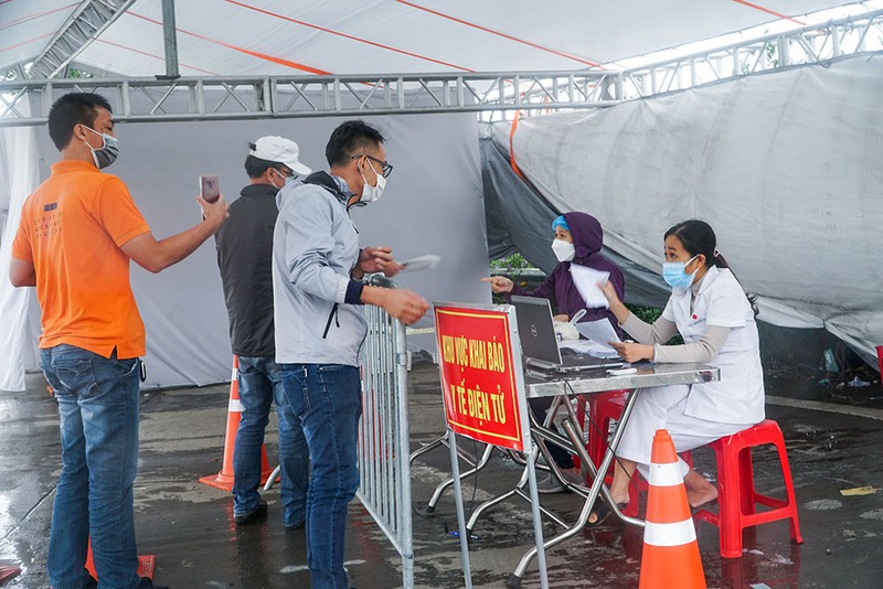 Người dân vẫn phải đội mưa để khai báo y tế khi ra vào thành phố Hà Nội - ảnh 4