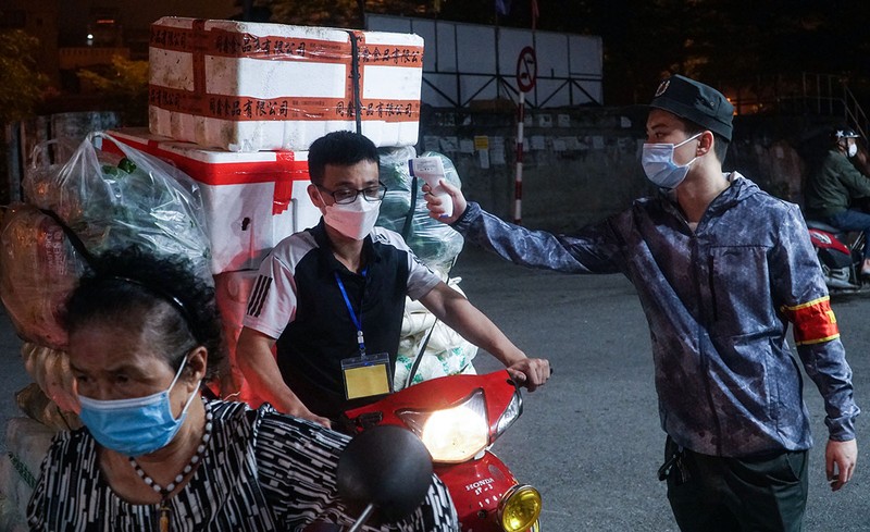 Tiểu thương phấn khởi trở lại chợ Long Biên sau hơn 2 tháng phong tỏa - ảnh 3