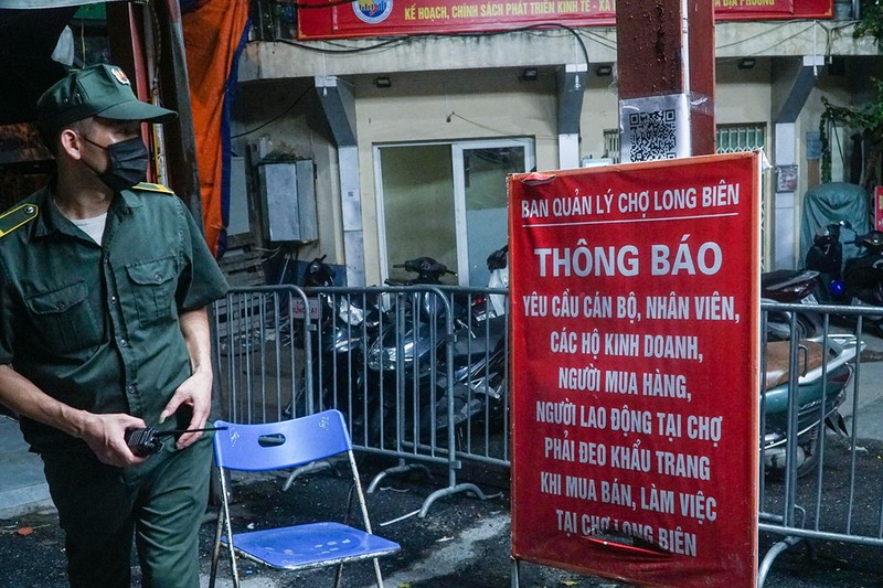 Tiểu thương phấn khởi trở lại chợ Long Biên sau hơn 2 tháng phong tỏa - ảnh 2
