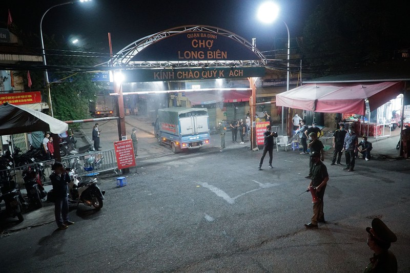 Tiểu thương phấn khởi trở lại chợ Long Biên sau hơn 2 tháng phong tỏa - ảnh 1