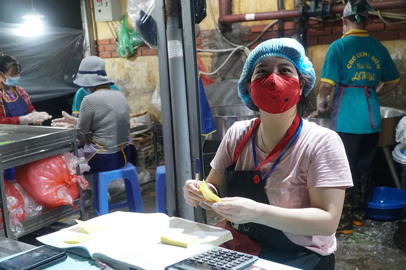 Tiểu thương phấn khởi trở lại chợ Long Biên sau hơn 2 tháng phong tỏa - ảnh 4