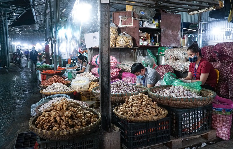 Tiểu thương phấn khởi trở lại chợ Long Biên sau hơn 2 tháng phong tỏa - ảnh 6