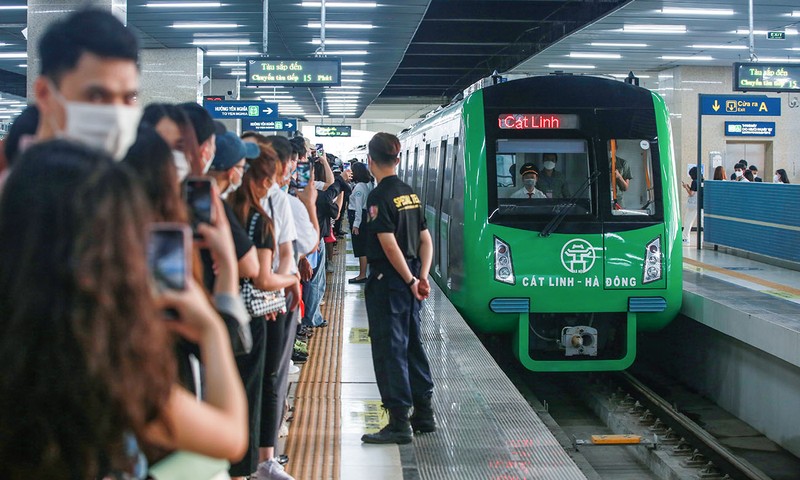 Người dân trải nghiệm tàu Cát Linh - Hà Đông ngày cuối tuần - ảnh 6