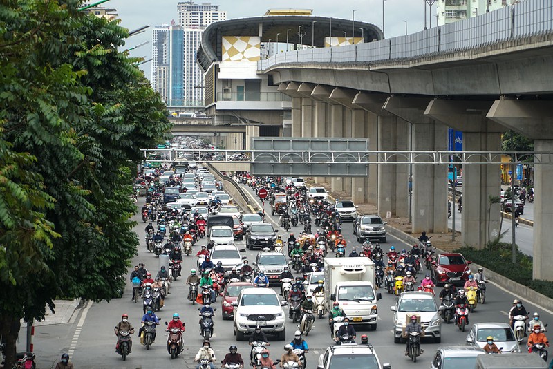 Giao thông ùn ứ, tàu Cát Linh - Hà Đông thì vắng khách ngày đầu tuần - ảnh 1