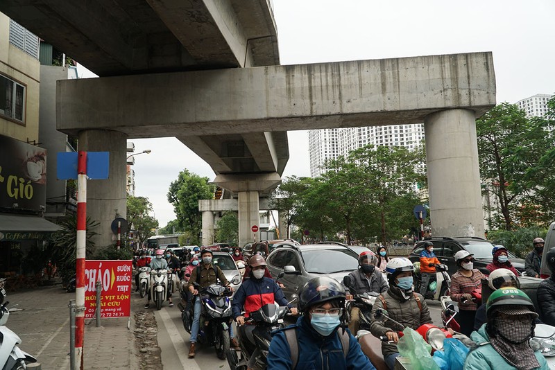 Giao thông ùn ứ, tàu Cát Linh - Hà Đông thì vắng khách ngày đầu tuần - ảnh 3