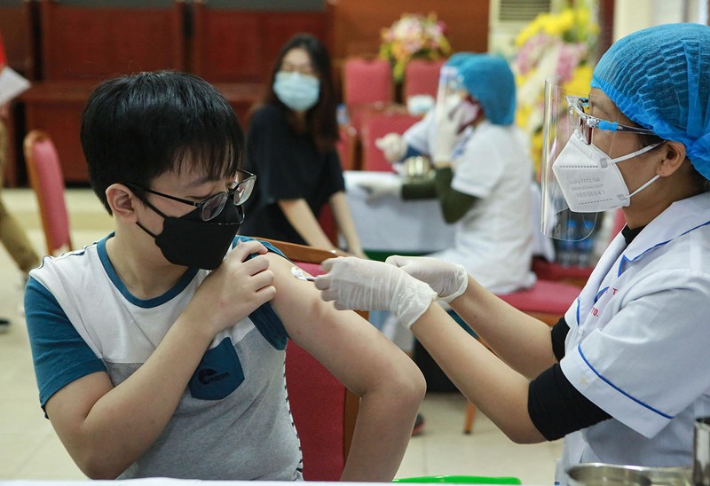 Chùm ảnh: Hà Nội tiêm phòng vaccine COVID-19 cho học sinh lớp 9 - ảnh 5