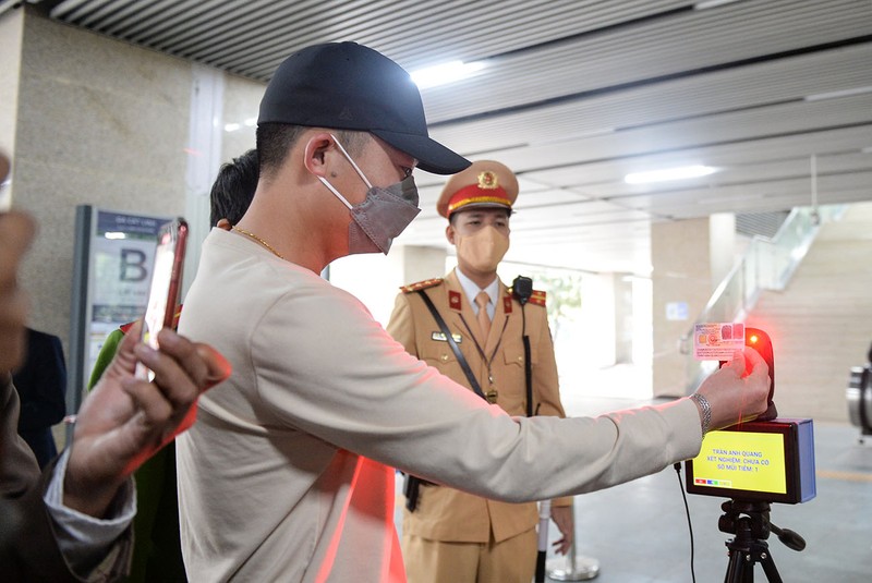 Công an lắp máy quét QR cho tuyến metro Cát Linh – Hà Đông  - ảnh 6