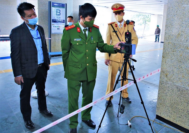 Công an lắp máy quét QR cho tuyến metro Cát Linh – Hà Đông  - ảnh 2