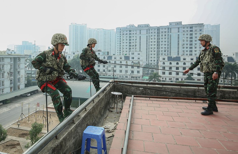 Mãn nhãn với màn đu dây, trèo tường của nữ đặc công - ảnh 5