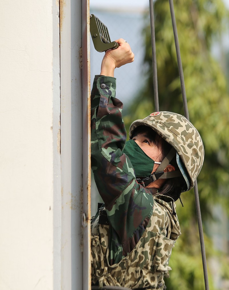 Mãn nhãn với màn đu dây, trèo tường của nữ đặc công - ảnh 10