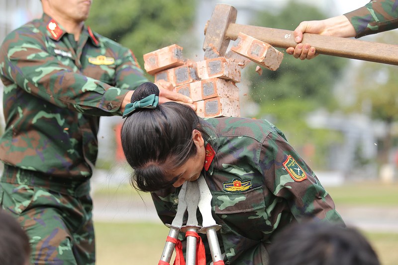 Mãn nhãn với màn đu dây, trèo tường của nữ đặc công - ảnh 11