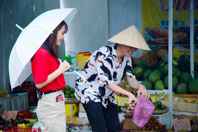 Hậu ra mắt MV mới Gin dắt tay Han Sara về Bến Tre ăn trái cây - ảnh 3