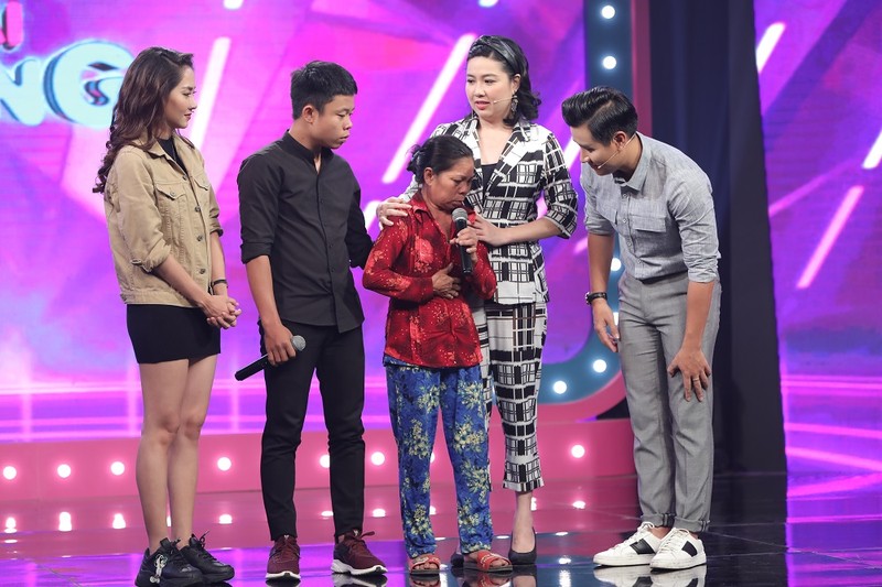 Lê Khánh tặng tiền cho nhân vật trước khi chơi gameshow - ảnh 2