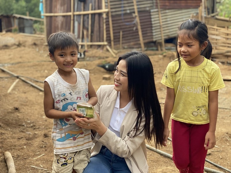 Hoa hậu Đỗ Hà lội suối bị vắt cắn khi làm dự án nhân ái  - ảnh 2